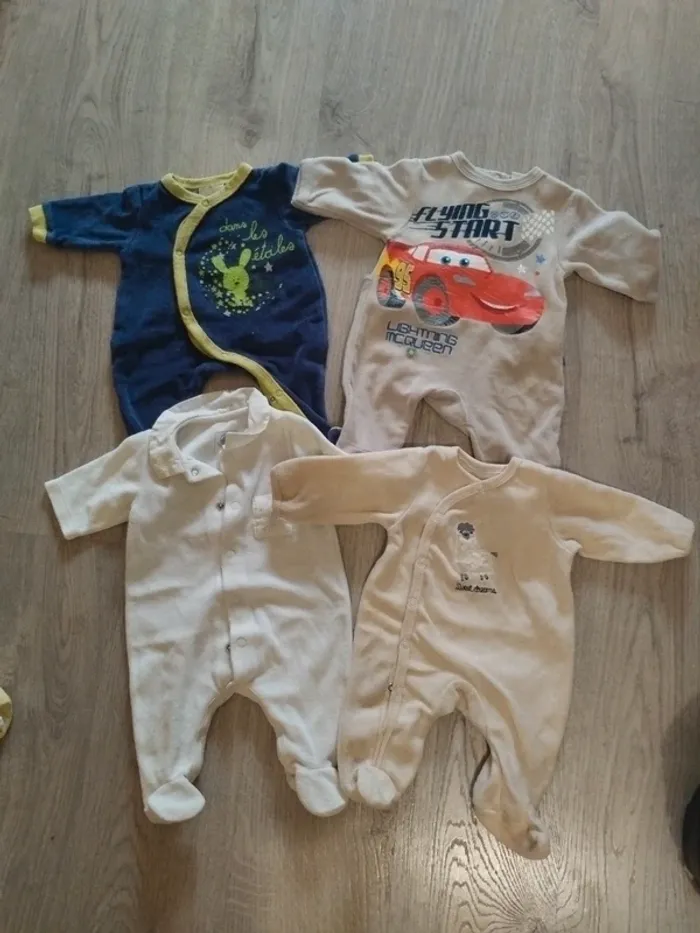 Lot bodies et pyjamas Naissance - photo numéro 2