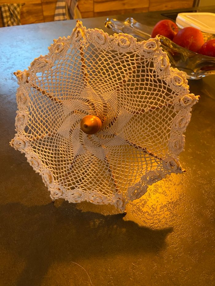 Ombrelle beige au crochet