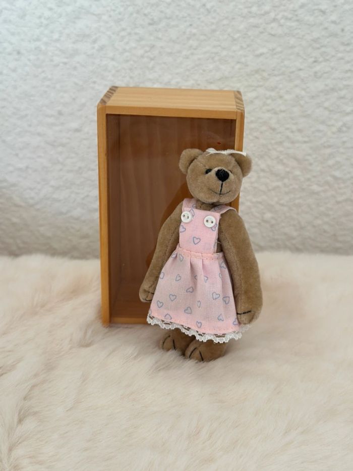 Ours fille miniature