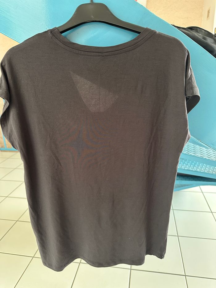 Tee shirt gris foncé / sequins épaule ONLY taille 36 col V NEUF - photo numéro 3
