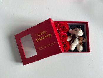 Coffret amour saint Valentin roses éternelles et ourson