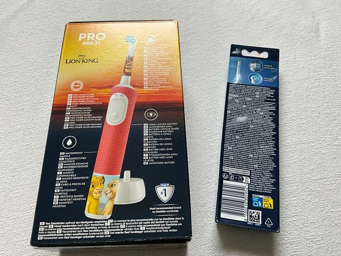 Lot brosse à dent le roi lion et 4 brossettes neuves, remise 30 % avec code - photo numéro 2