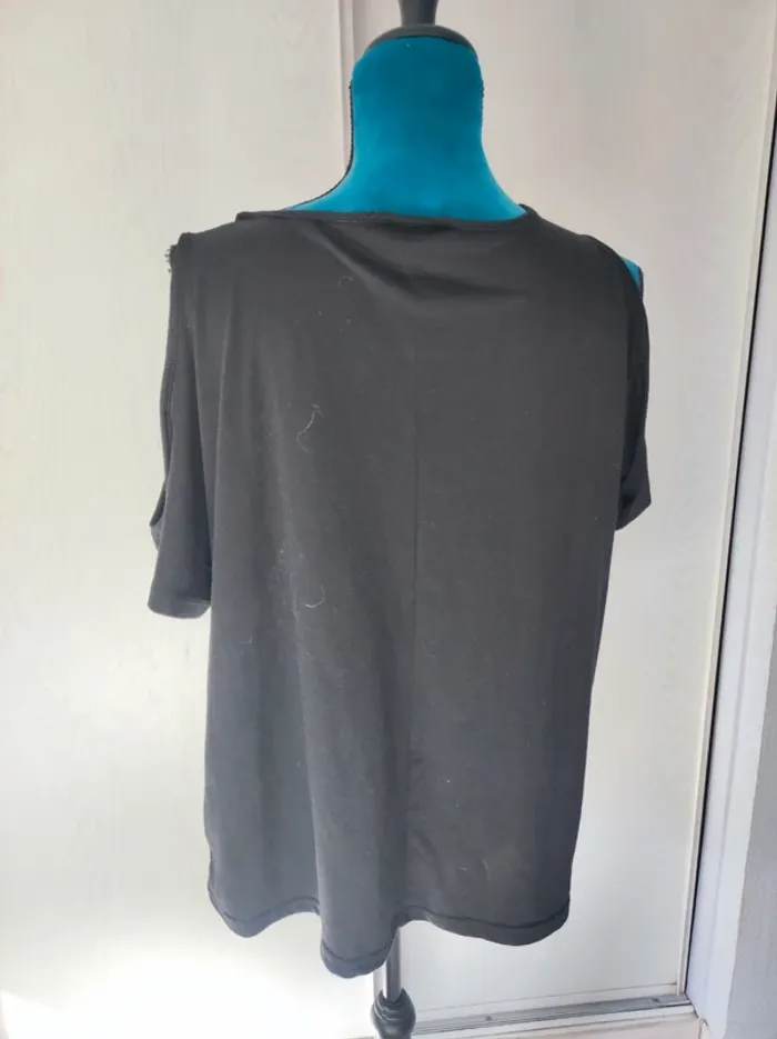 Blouse ouverte aux épaules - photo numéro 2