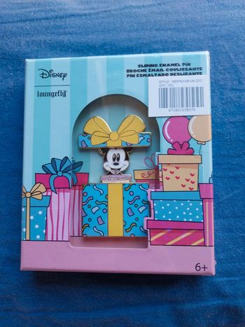 Pins Disney loungefly officiel de mickey dans un cadeau d anniversaire
