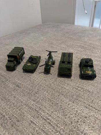 Lot petits véhicules militaires