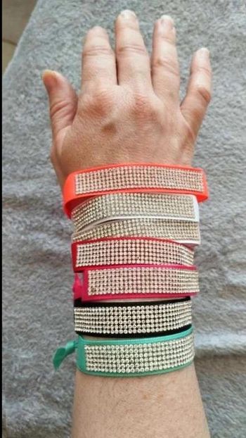 Lot de  7  bracelets  colorés,  strass  argenté  pour  femme  -  Fantaisie chic  et tendance!