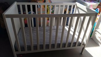 Lit bébé évolutif avec matelas et draps 