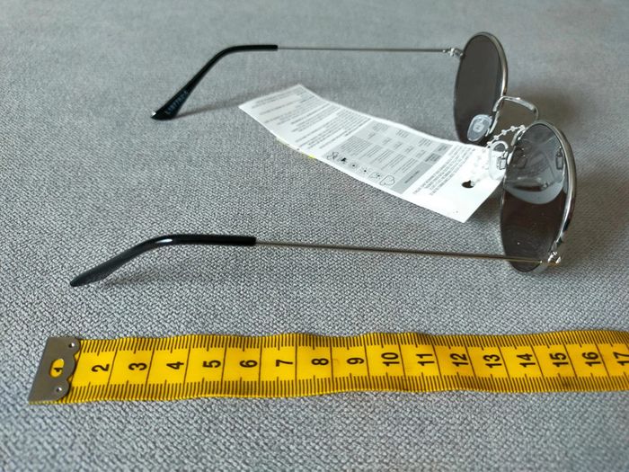 Lunettes de soleil rondes argentées – neuves avec étiquette - photo numéro 4