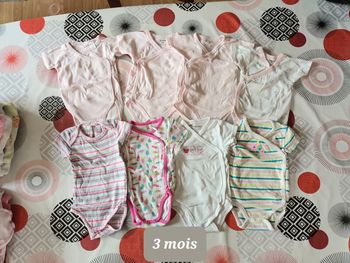 Lot 8 bodies manches courtes qui s'ouvrent devant Taille 3 mois 👧