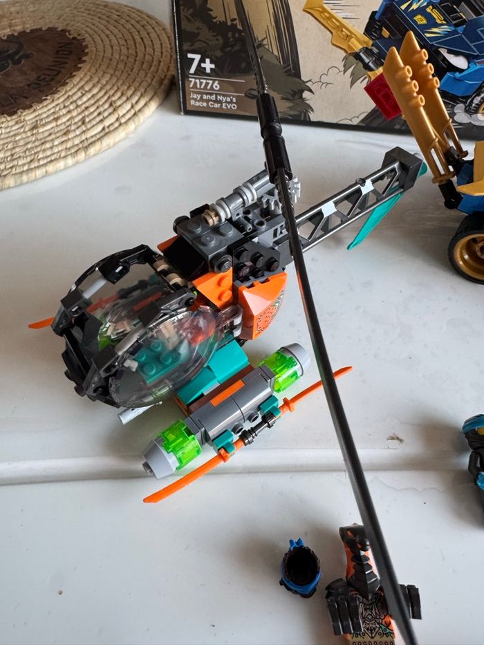 LEGO® NINJAGO - La voiture de course de Jay et Nya - Set de Construction - photo numéro 4