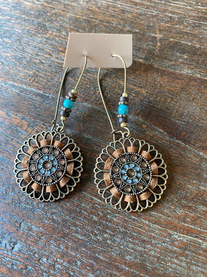 Magnifique paire de boucles d’oreilles colorées
