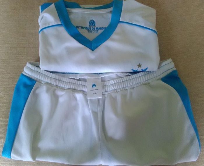 LOT maillot + short Olympique de Marseille (ceci n'est pas une contrefaçon)