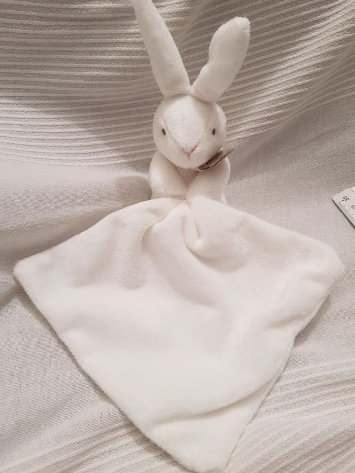 Doudou lapin avec mouchoir blanc Doudou et compagnie