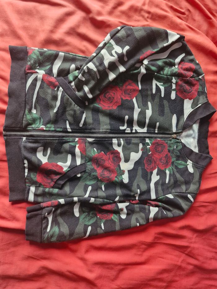 Superbe veste zippée camouflage et roses - photo numéro 2