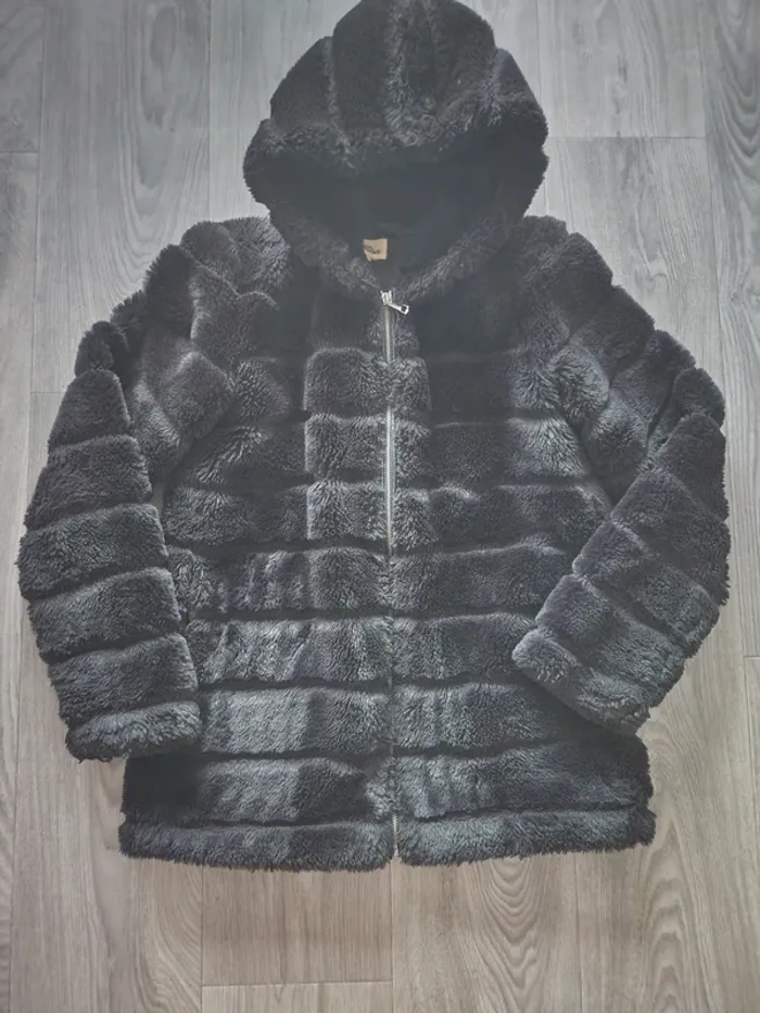 Manteau fausse fourrure