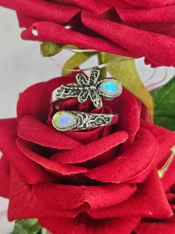 Bague ajustable avec ses 2 pierres aux multi reflets en acier inoxydable