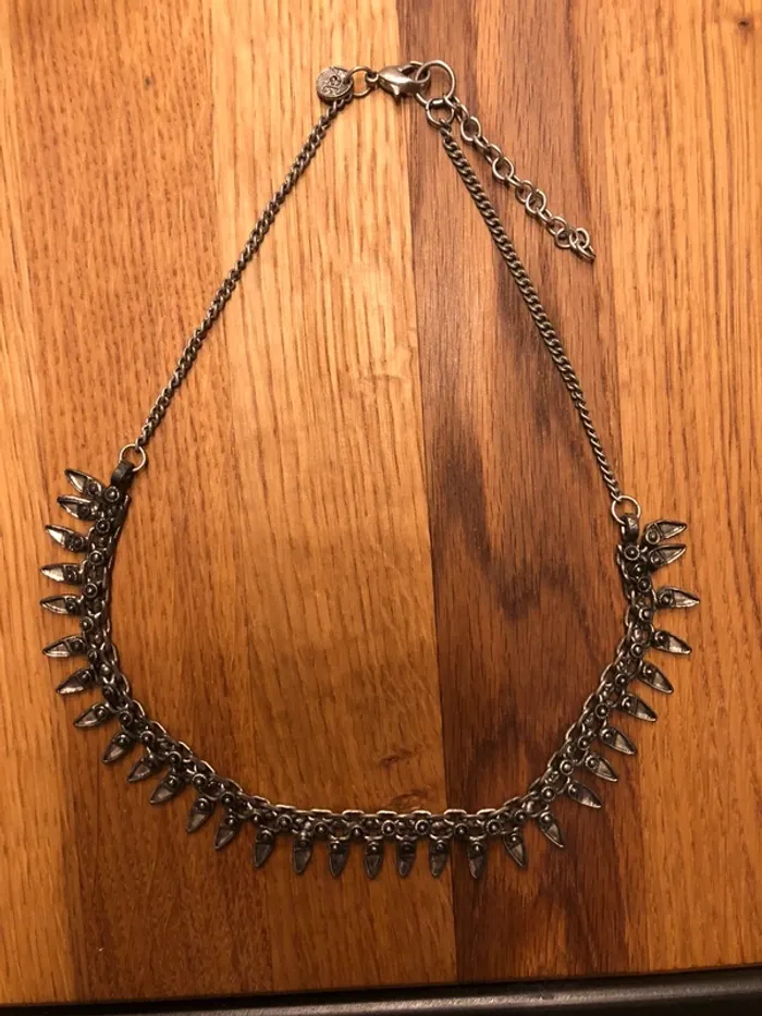 Collier aspect métal
