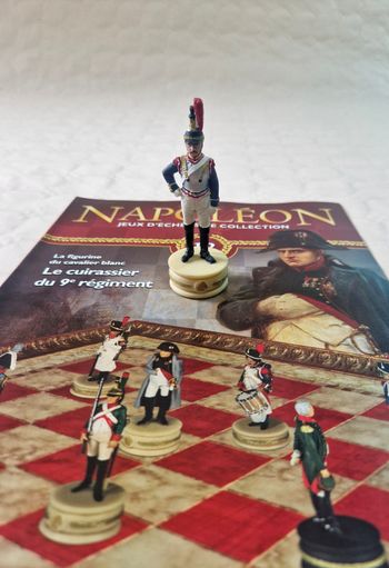 Figurine  , Napoléon , jeux d'échec de collection  , numéro  12 , le cuirassier du 9eme régiment