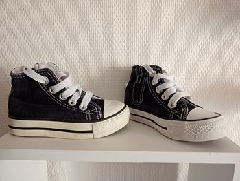 Paire de chaussures montantes légère