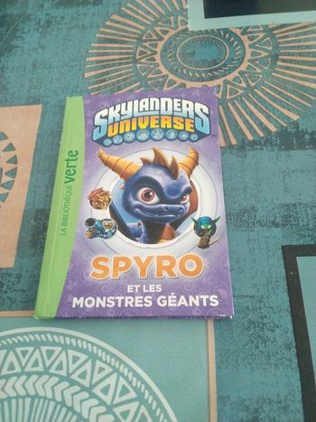Livre Skylanders universe Spyro et les monstres géants