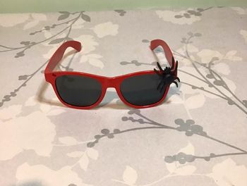 Paire de Lunette noir et rouge déguisement Halloween avec araignée taille unique