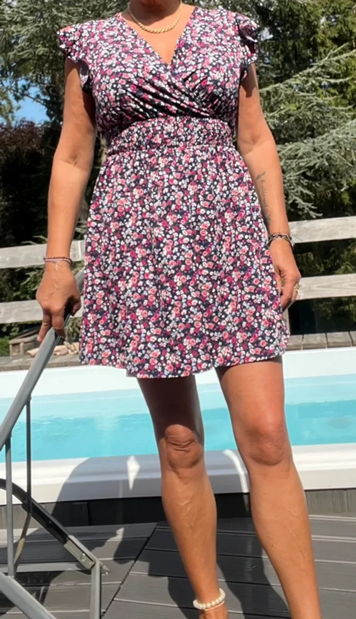 Jolie petite robe d été taille m pour 38 motif fleurit rose et noir taille élastique état neuf - photo numéro 10