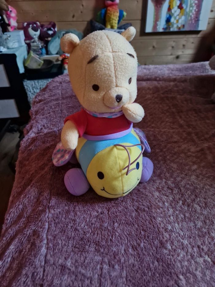 Winnie l'ourson sur son papillon