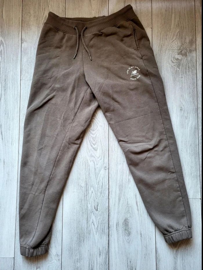 Jogging marron New Balance – Taille M – Coton doux – Logo brodé – Style streetwear détente