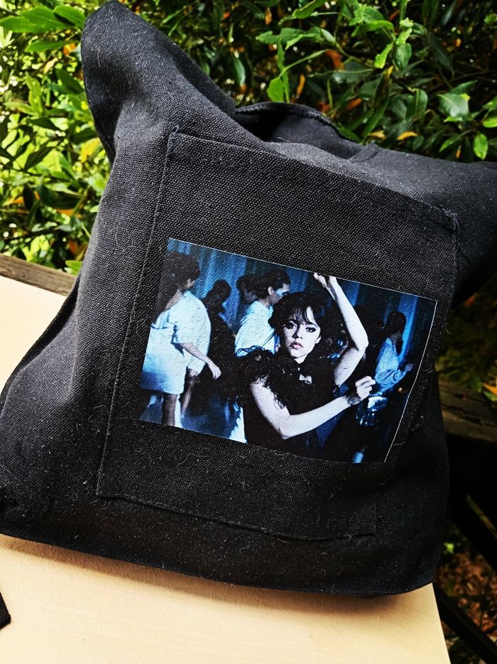 Lot produits dérivés de la série Wednesday (Mercredi) : sac cabas fourre-tout + porte monnaie carré - photo numéro 4
