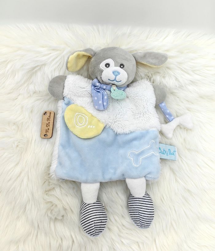 Doudou Marionnette Chien blanc bleu jaune Baby Nat Os Douillettes BN0282