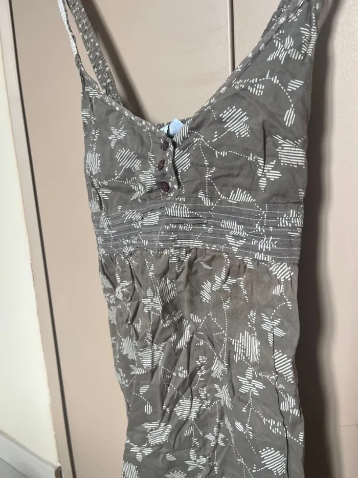 top marrons fleuris avec boutons - photo numéro 5