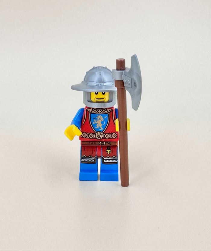 Lego Figurines Castle : Soldat Lion Knight, visage double expression, armé de sa longue hache - NEUF - photo numéro 3