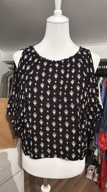 Haut noir épaules dénudées motifs floral Jennyfer T34