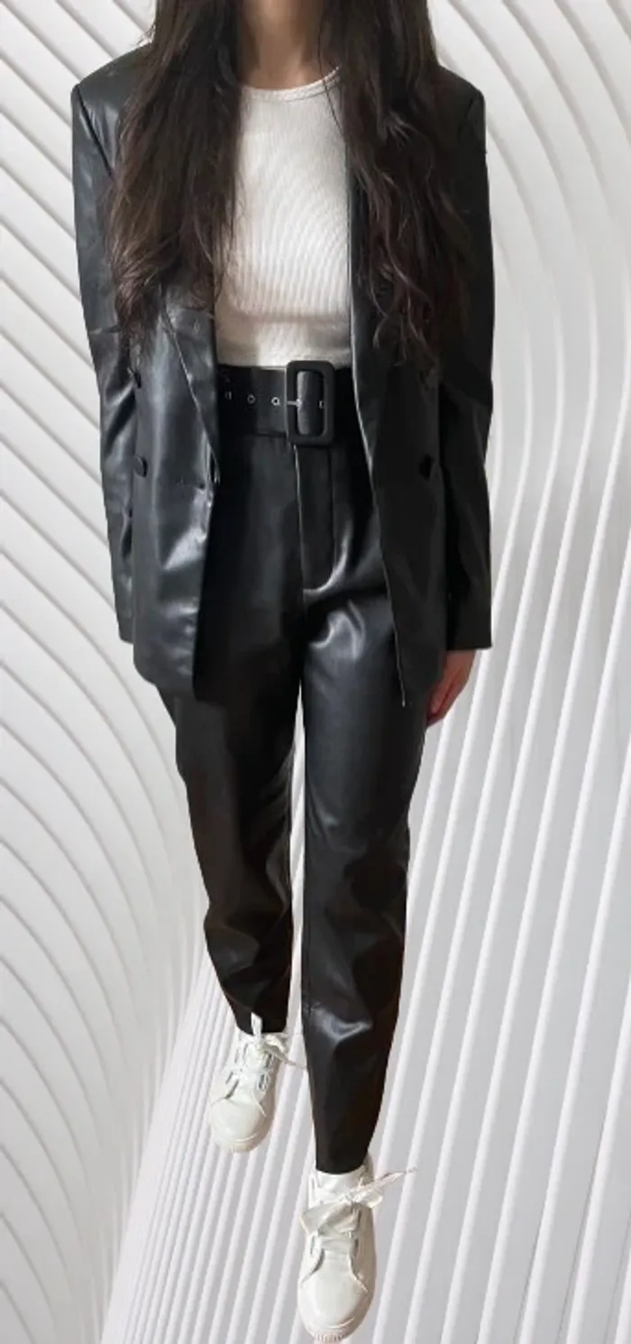 Ensemble tailleur blazer + pantalon ceinturée Zara en similicuir Taille XS/S - photo numéro 2