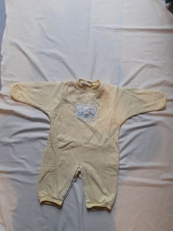 Combinaison jaune à pois motif animaux blancs