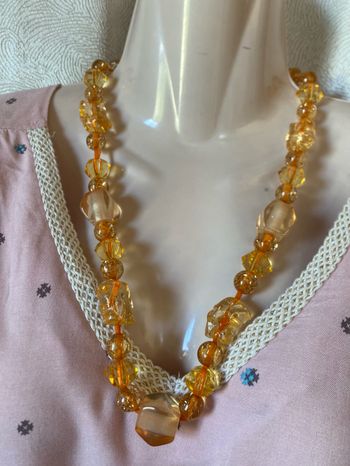 Collier perles différentes orange translucide