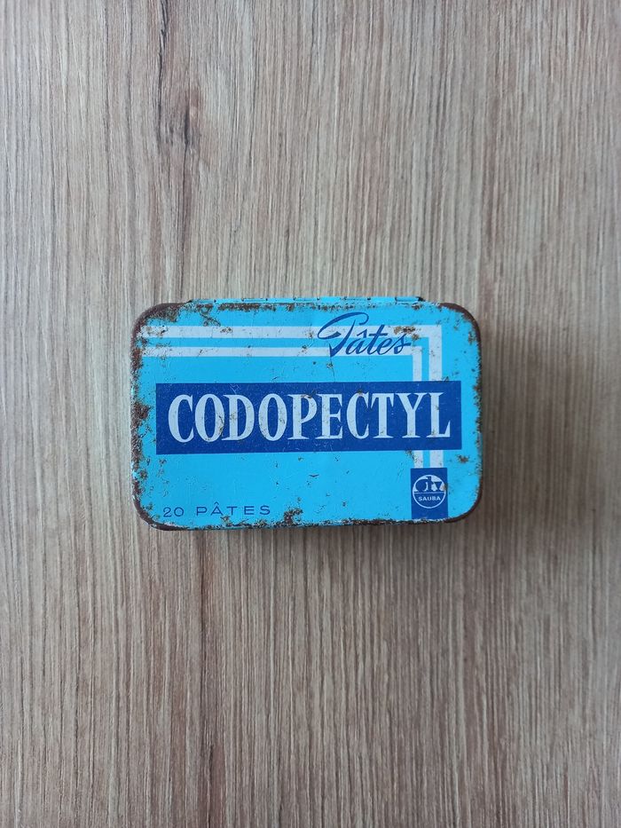 Boite ancienne en métal.