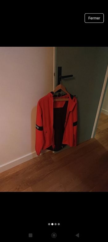 Veste Lacoste Taille M couleur rouge très bon état