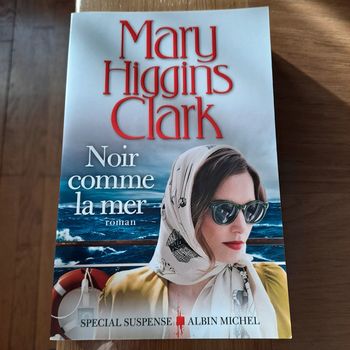 Livre " Noir comme la mer" Mary Higgins clark