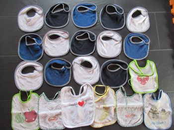 14 bavoirs à scratch / velcro Kiabi + don de 7 bavoirs à lacets