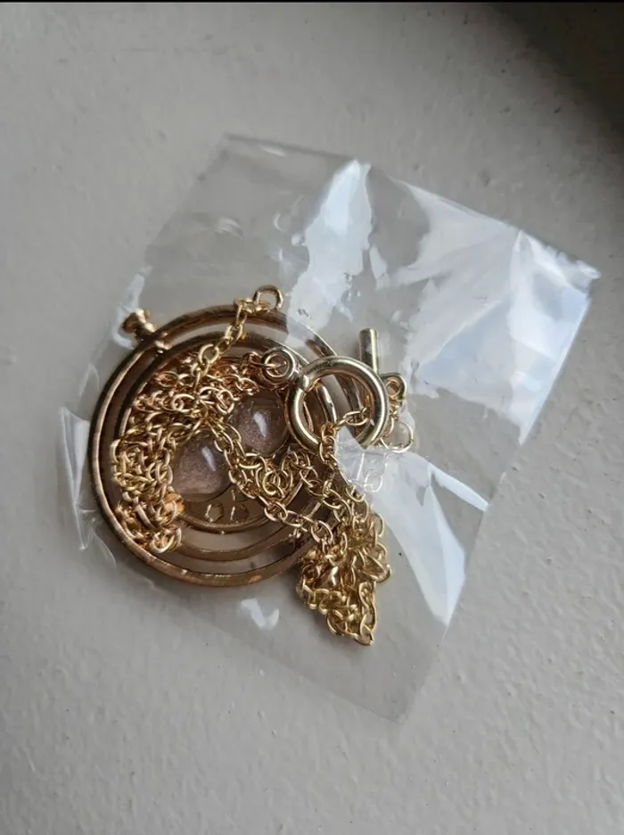 Collier doré avec sablier retourneur de temps neuf sous blister - photo numéro 2