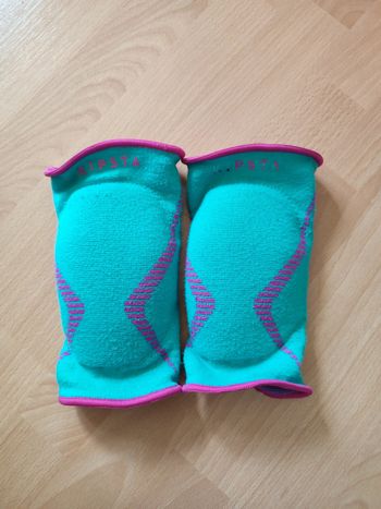 Genouillères turquoise et rose T1 Décathlon Kipsta