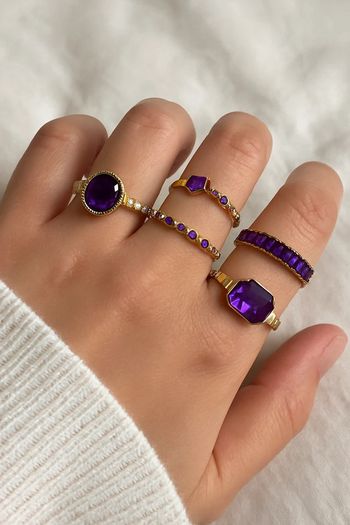 Lot de 5 jolies bagues dorées à pierre sviolettes
