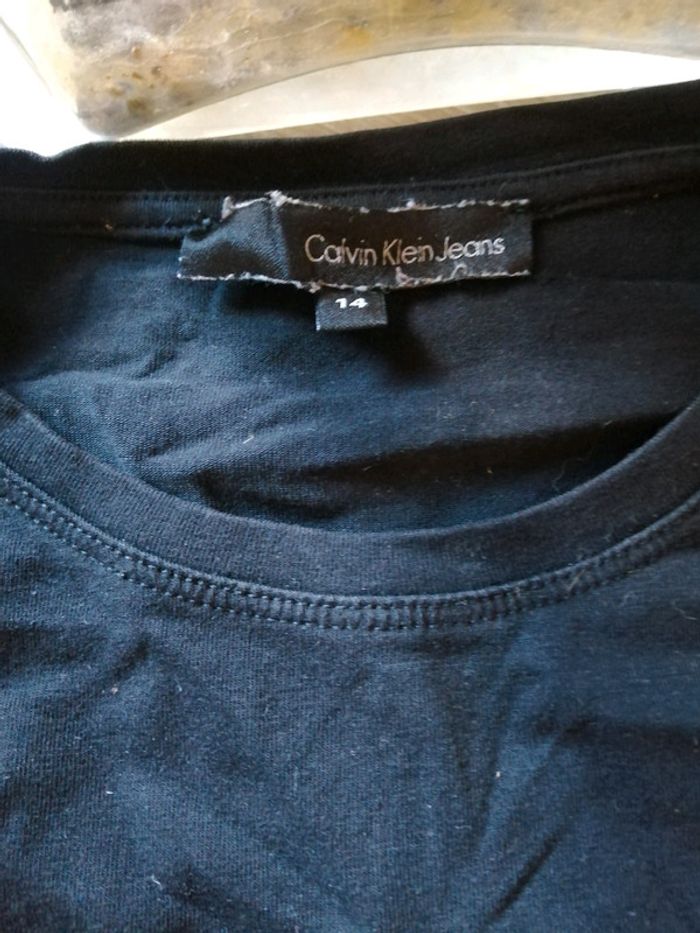 🌸Tee shirt noir peplum aux motifs argentés 14 ans "Calvin Klein" 🌸 - photo numéro 2