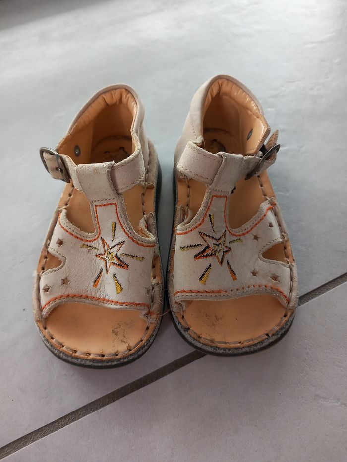 Paire de sandales beige en cuir T.22