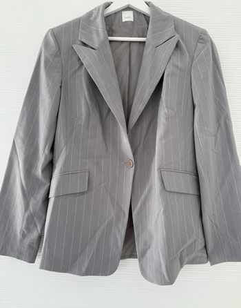 Veste de tailleur grise à rayures blanches classe élégante