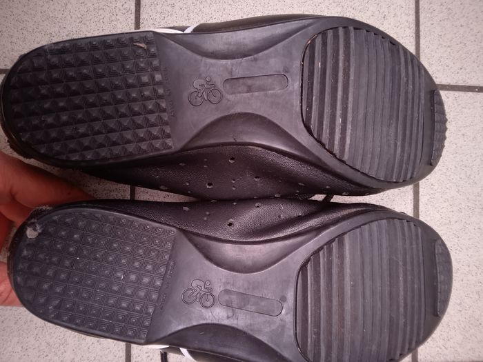 Chaussures de vélo Decathlon, bleu et noire pointure 42 neuf. - photo numéro 4