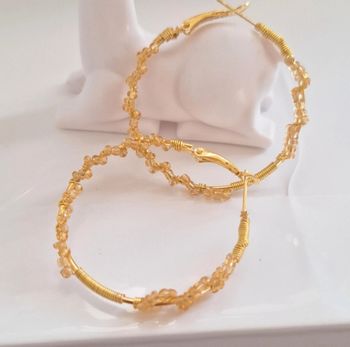 Boucles d'oreilles créoles dorées & perles scintillantes – artisanale