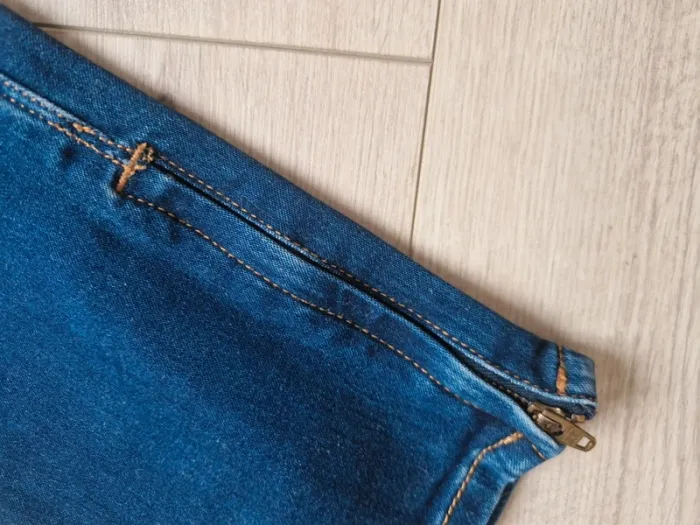 Jean 7/8 Guess taille FR 38 / US 28 - photo numéro 4