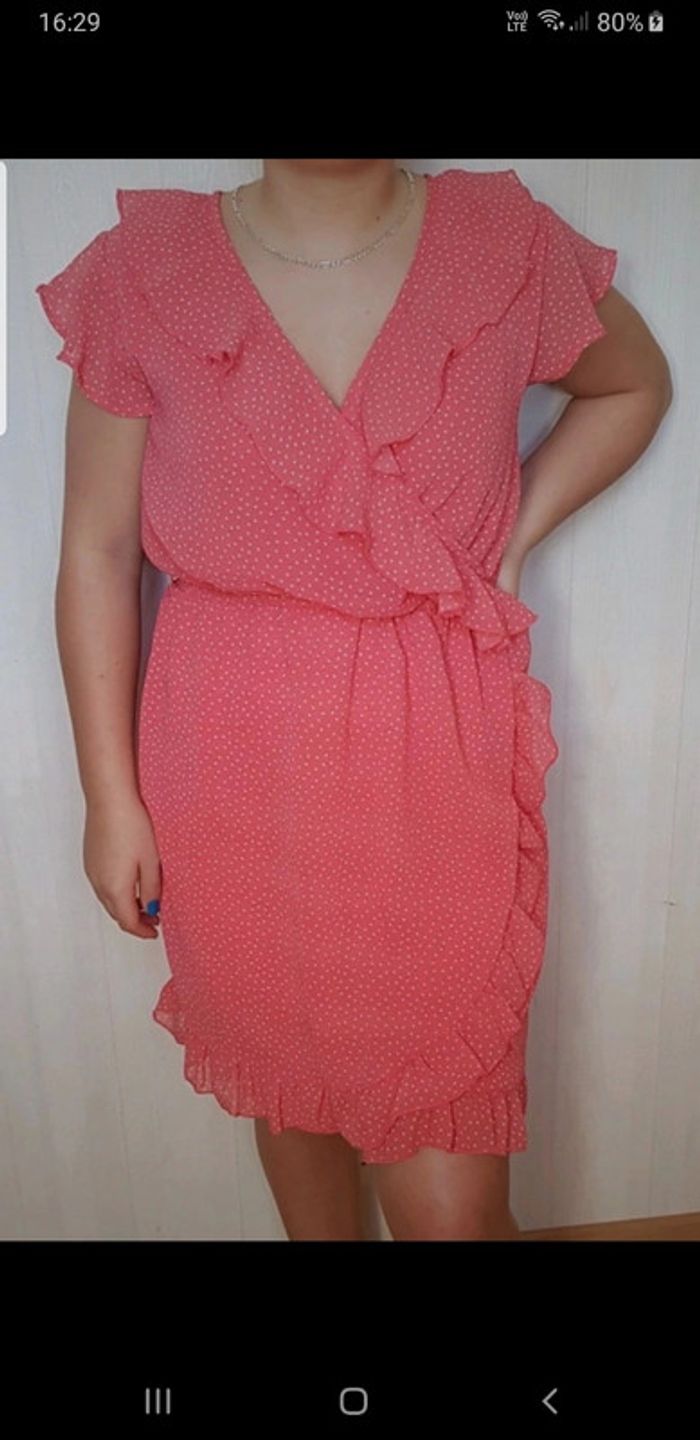 Robe d'été couleur corail avec volants - photo numéro 2